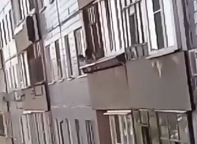На улице Новоселов двое детей чудом не выпали из окна (видео)