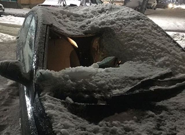 На улице Радищева глыба льда разбила автомобиль