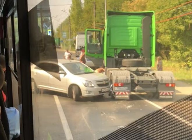 На Московском шоссе столкнулись легковушка и тягач
