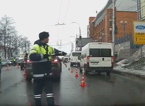 Видео: ГИБДД проводит масштабный рейд у «Барса» на Московском шоссе