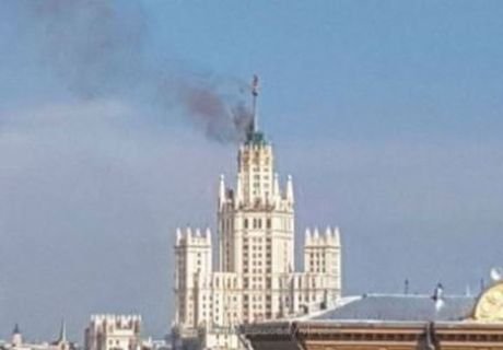 В Москве загорелась сталинская высотка (видео)