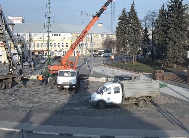 На площади Ленина начали устанавливать елку