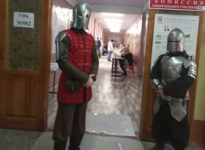 В Рязани проголосовали «рыцари» в доспехах