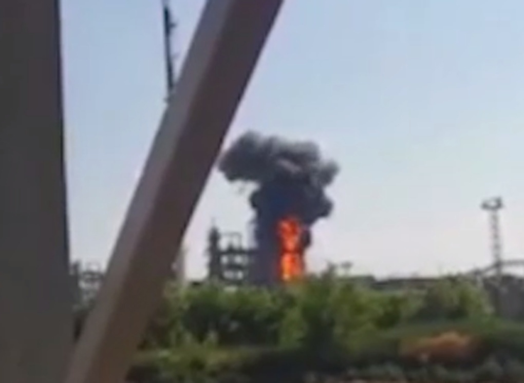 На ростовском нефтезаводе начался пожар после падения украинского беспилотника