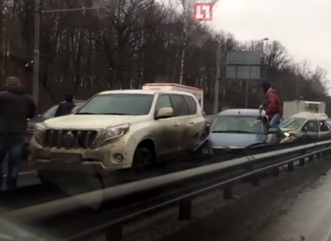 Восемь автомобилей столкнулись в Москве, есть пострадавшие