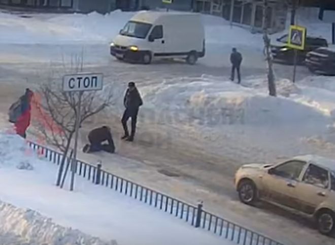 В Ярославле водитель наехал на упавшую на переходе женщину (видео)