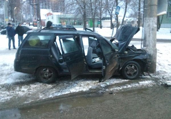 18-летний водитель врезался в столб на Мервинской