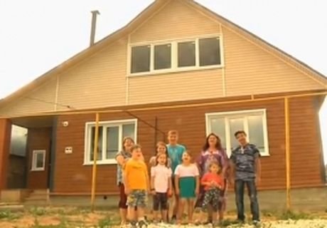 Семье из Ермиши подарили двухэтажный дом