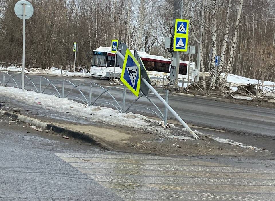 В Дашково-Песочне автобус, сдавая задом, сбил знак пешеходного перехода