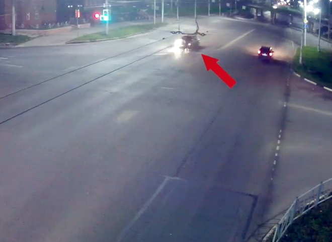 На проезде Яблочкова сбили мотоциклиста (видео)