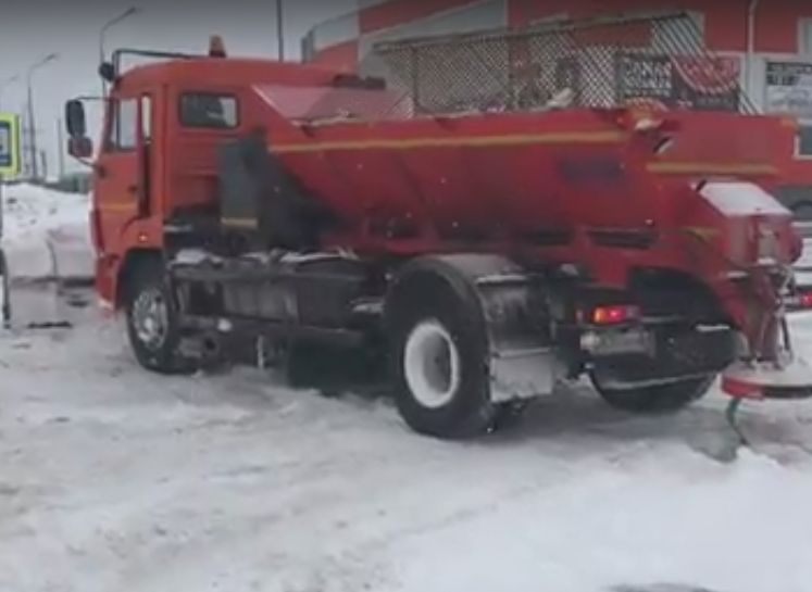 Видео: в Рязани внедорожник вытаскивает снегоуборочный КАМАЗ из сугроба