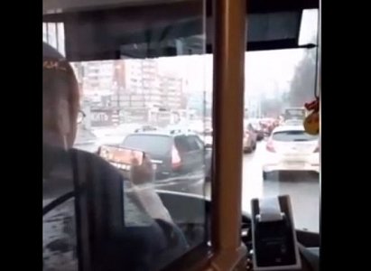 Водителя рязанского автобуса, игравшего в телефон за рулем, уволили