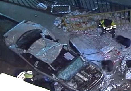 Автомобиль упал с 4-го этажа парковки в Москве (видео)