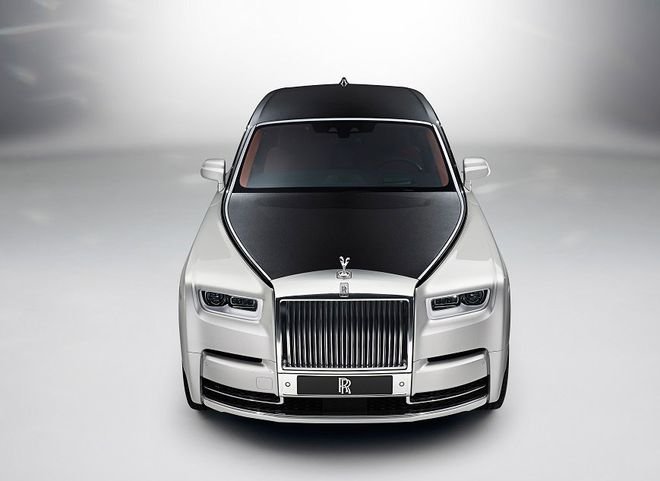 В России официально представили самый роскошный автомобиль