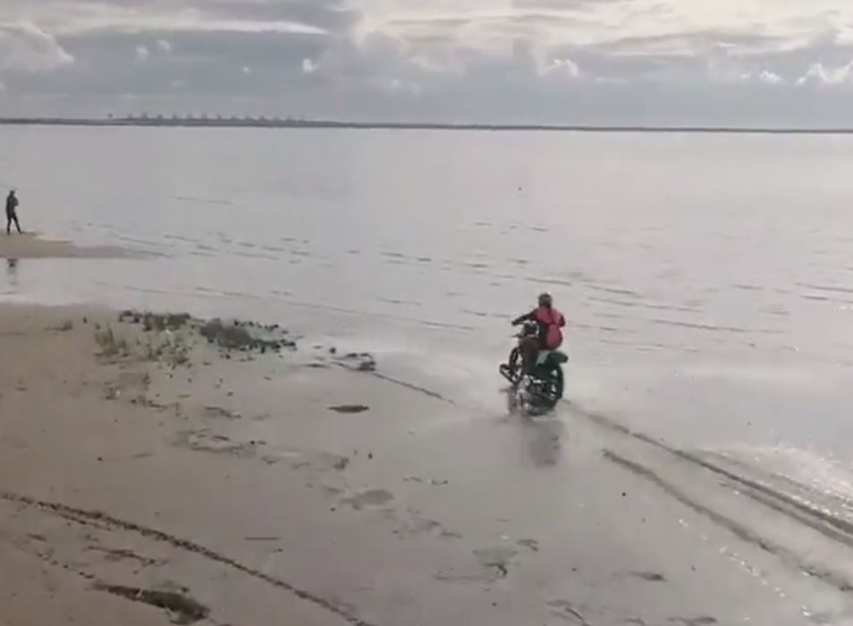 Петербургский байкер пронесся на мотоцикле по Финскому заливу (видео)
