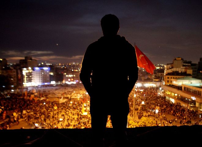 СМИ: в Стамбуле мужчина ведет стрельбу с крыши