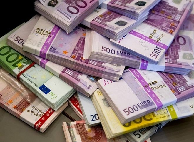 Курс евро опустился ниже 64 рублей впервые с лета 2015 года