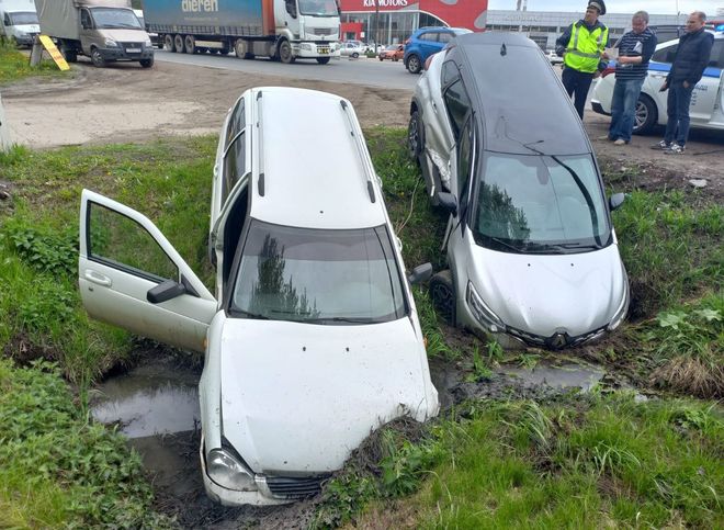Опубликованы фотографии с места столкновения Renault и «Лады» в Рязани