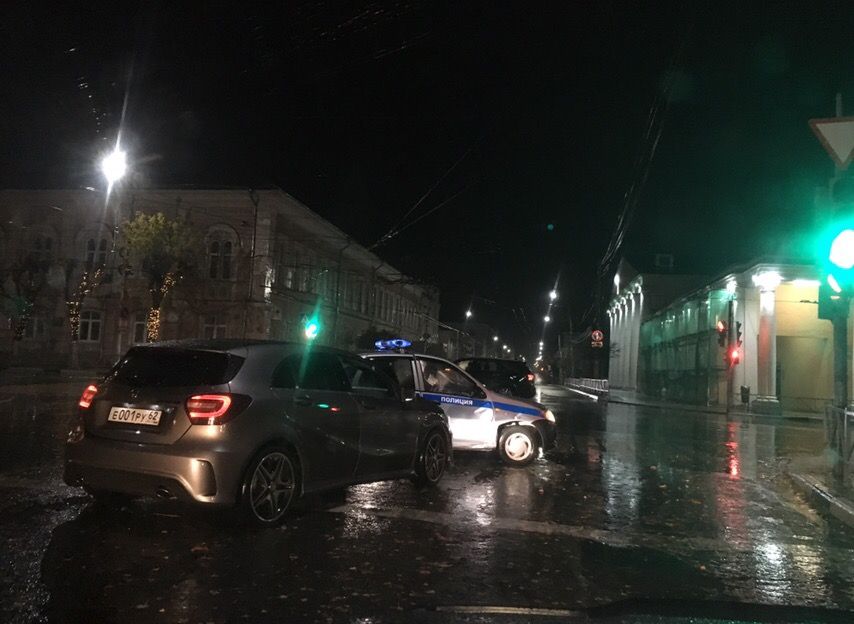 Соцсети: уходивший от погони Mercedes протаранил патрульную машину в центре Рязани