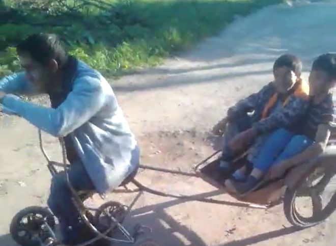 Видео: в Рязани молодой цыган везет детей в тачке