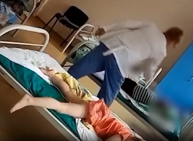 Еще одна медсестра новосибирской клиники попалась на жестоком обращении с детьми