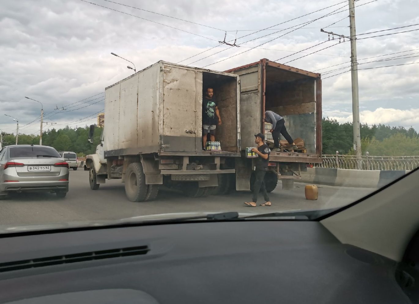 В Рязани посреди моста сломался грузовик, груженный пивом