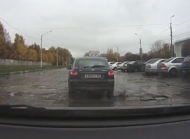 Видео: веселый водитель комментирует состояние дорог в Рязани