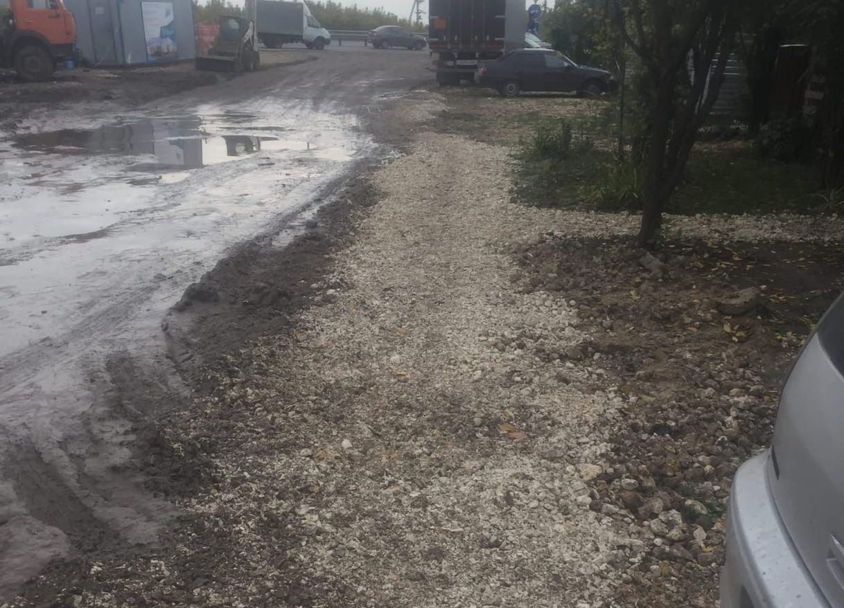 Жителям домов у строящейся школы в Кальном сделали дорожки из щебня