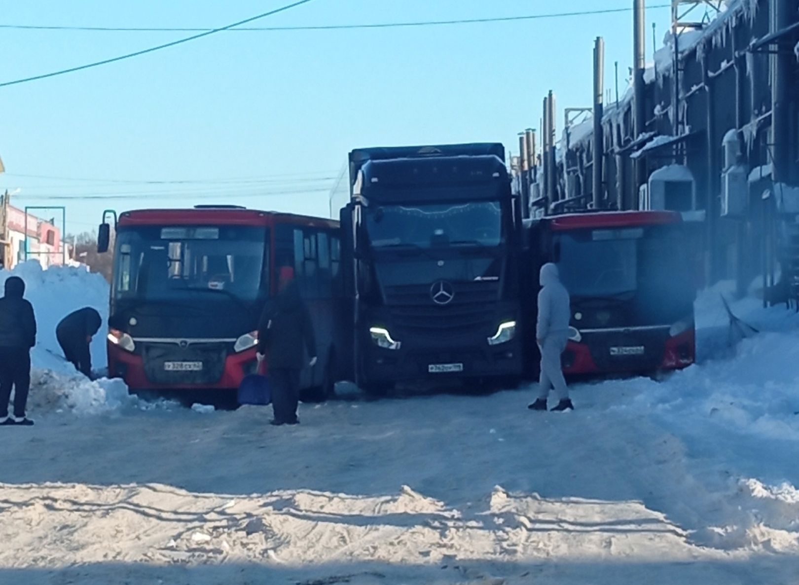 У гипермаркета «Стройка» столкнулись фура и две маршрутки