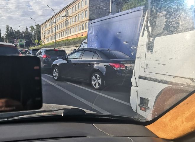 В Шлаковом из-за ДТП образовалась крупная пробка