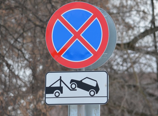 На двух улицах в поселке Шлаковый изменят правила парковки