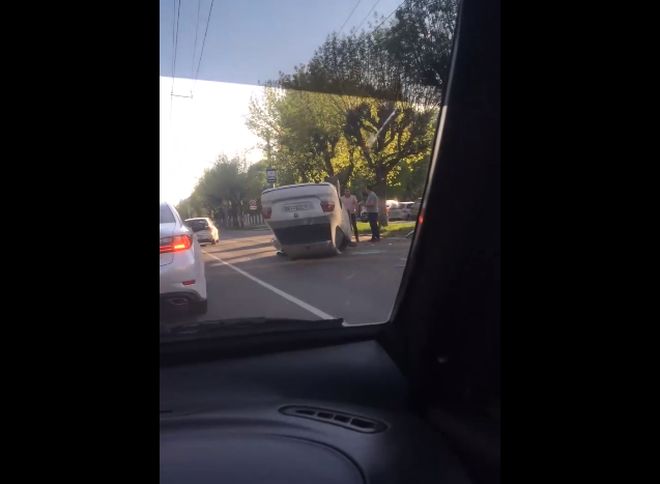Опубликовано видео с перевернувшейся на улице Есенина легковушкой