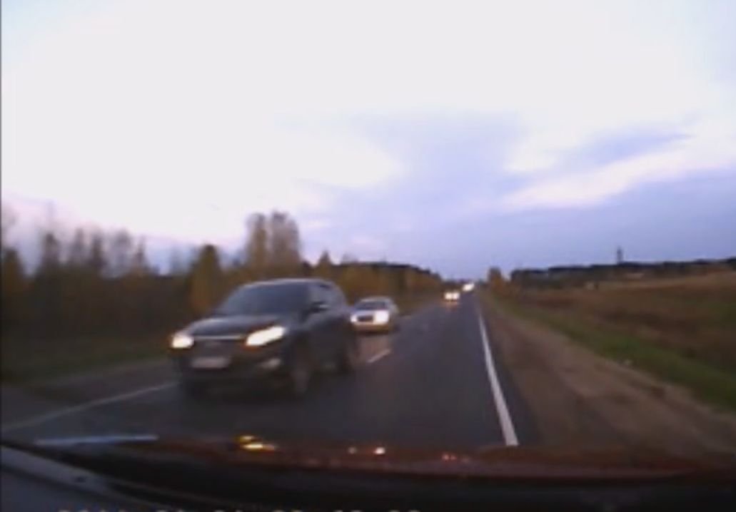 На трассе под Рязанью автомобили чудом избежали лобового столкновения (видео)