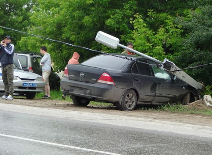 В Полянах водитель снес мачту электроосвещения