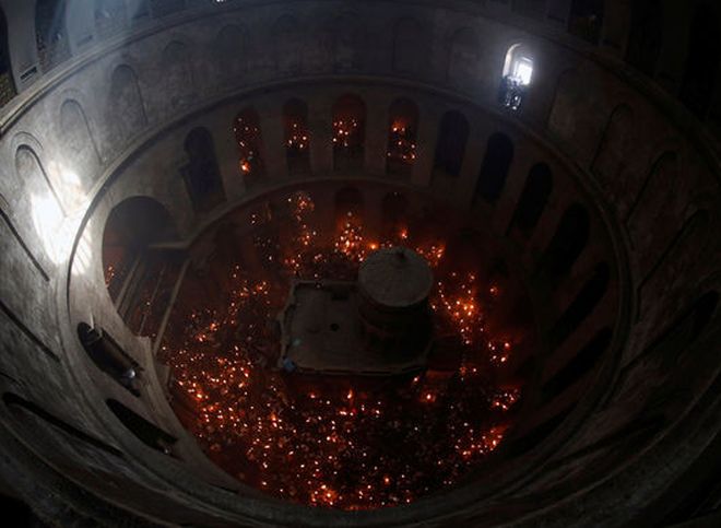 Армянский священник открыл тайну благодатного огня