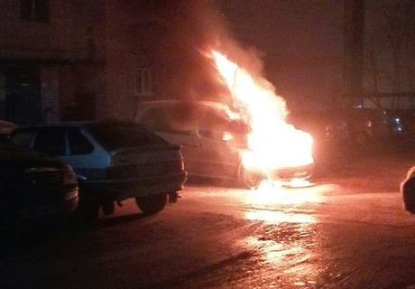 На улице Кальной сгорел Mercedes