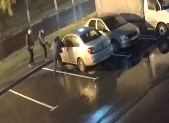 В Рязани молодые люди повредили несколько автомобилей (видео)
