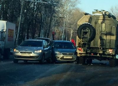 На Куйбышевском шоссе столкнулись две легковушки и грузовик
