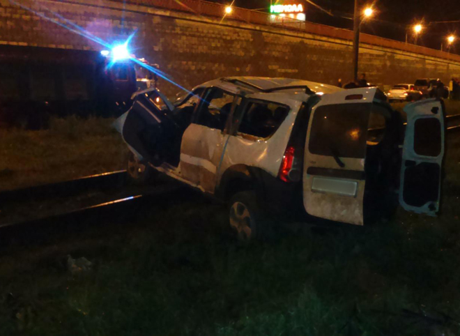 На Московском шоссе Lada въехала в опору ЛЭП, погиб человек