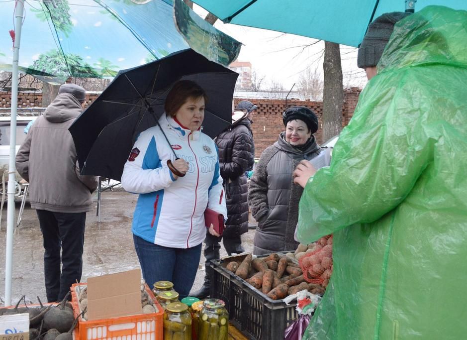 Мэр Рязани приехала на ярмарку выходного дня на улице Дзержинского