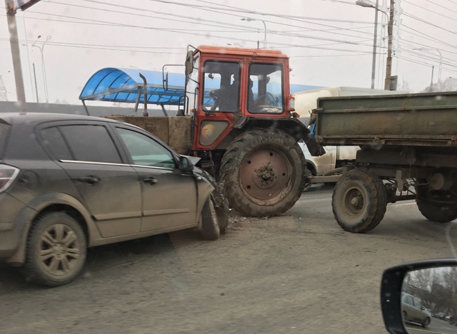 На Михайловском шоссе трактор смял Opel