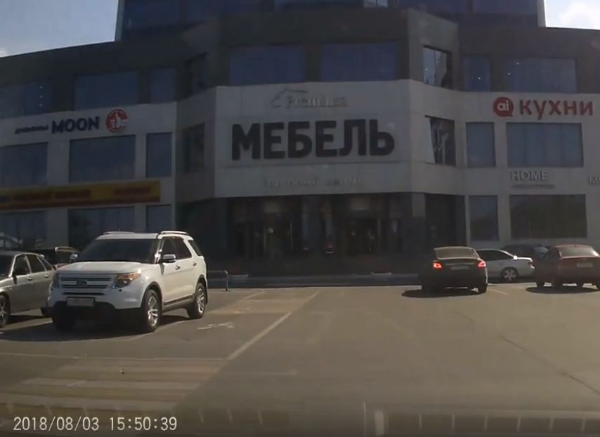 На парковке «Барса на Московском» произошло ДТП (видео)