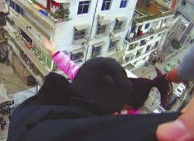 Видео: в Китае мужчина спас жену от падения с крыши, поймав ее за волосы