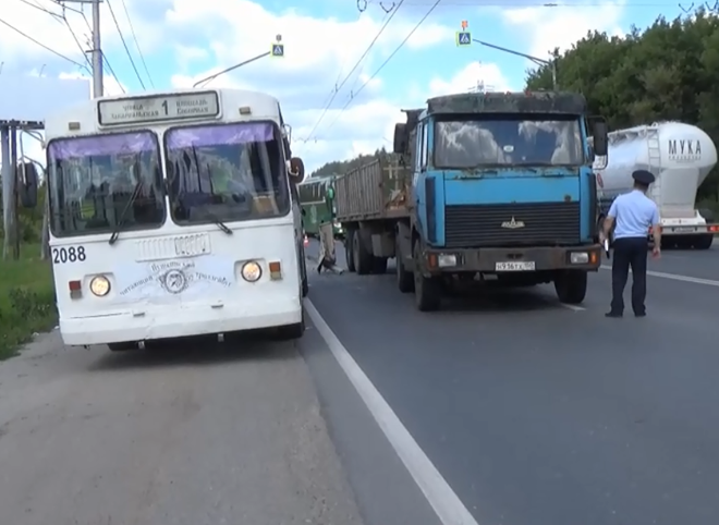 На Московском шоссе столкнулись грузовик и троллейбус, пострадал ребенок