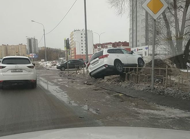 На Муромском шоссе автомобиль повис на ограждении