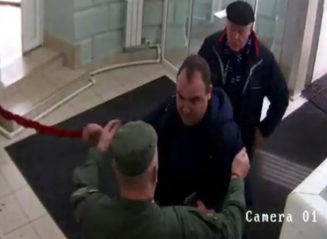 Опубликовано видео, как замглавы Рязани прорывается через охрану гордумы