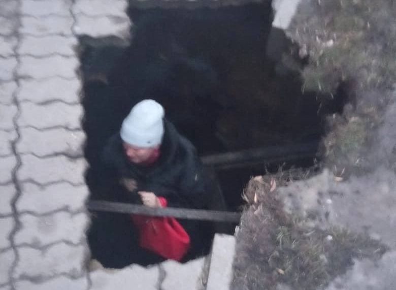 В Белгородской области женщина провалилась в дыру в тротуаре