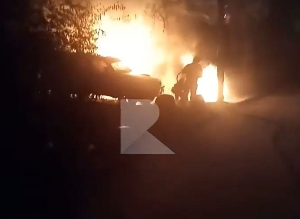 В Недостоеве загорелся Hyundai, огонь перекинулся на рядом стоящие машины