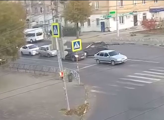 В Рязани «дрифтер» врезался в стоявший на светофоре автомобиль (видео)