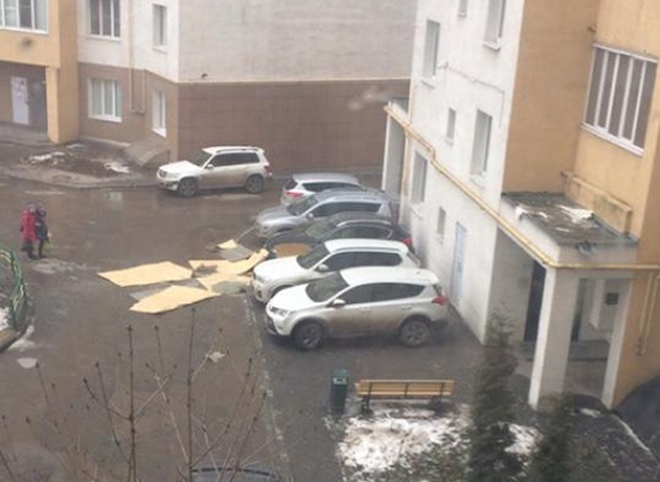 В Рязани на припаркованные автомобили обрушился кусок обшивки дома